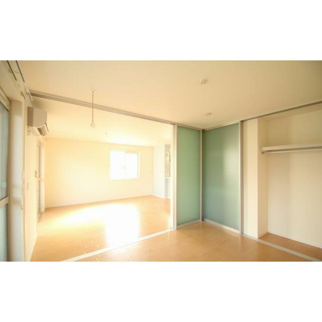 ６．２帖の洋室　ＬＤＫとはスライディングスクリーンで仕切られております。