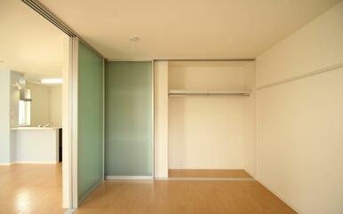 パイプハンガーが設置されている為、スーツやコート等の洋服が収納可能です。