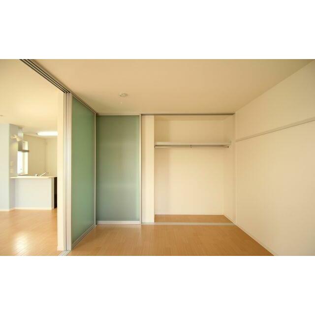 パイプハンガーが設置されている為、スーツやコート等の洋服が収納可能です。