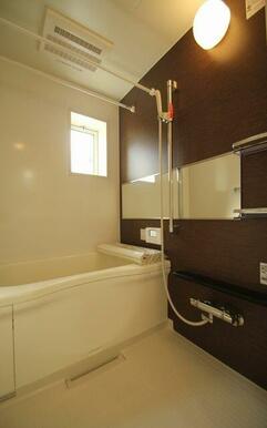 アクセントパネル採用、浴室乾燥暖房機設置。