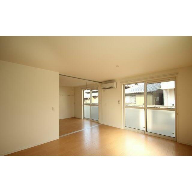 窓はペアガラス（防犯合わせ＋遮熱断熱）を採用しております。