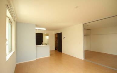 窓側から見た１３．５帖のＬＤＫです。キッチン部分にアクセントクロスを使用しております。