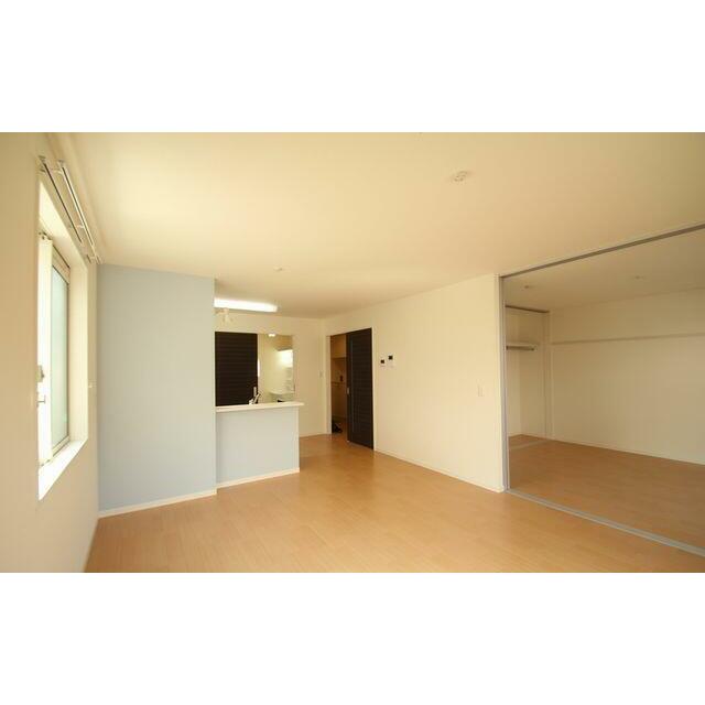 窓側から見た１３．５帖のＬＤＫです。キッチン部分にアクセントクロスを使用しております。