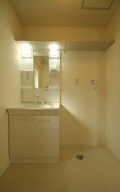 洗面所　洗髪洗面化粧台設置、上部には棚が２段ございます。