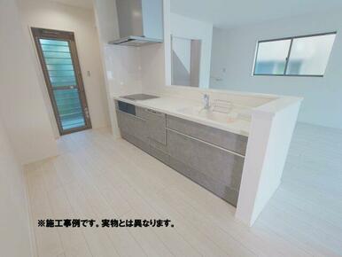キッチン完成予想図 くつろぐ家族と会話を楽しんだりしながらの調理が可能な人気の対面式キッチンです。