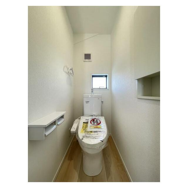 トイレットペーパーや掃除用品もスッキリ片付く収納スペース付きのトイレ！