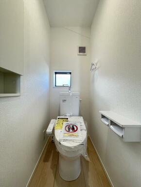 トイレットペーパーや掃除用品もスッキリ片付く収納スペース付きのトイレ！