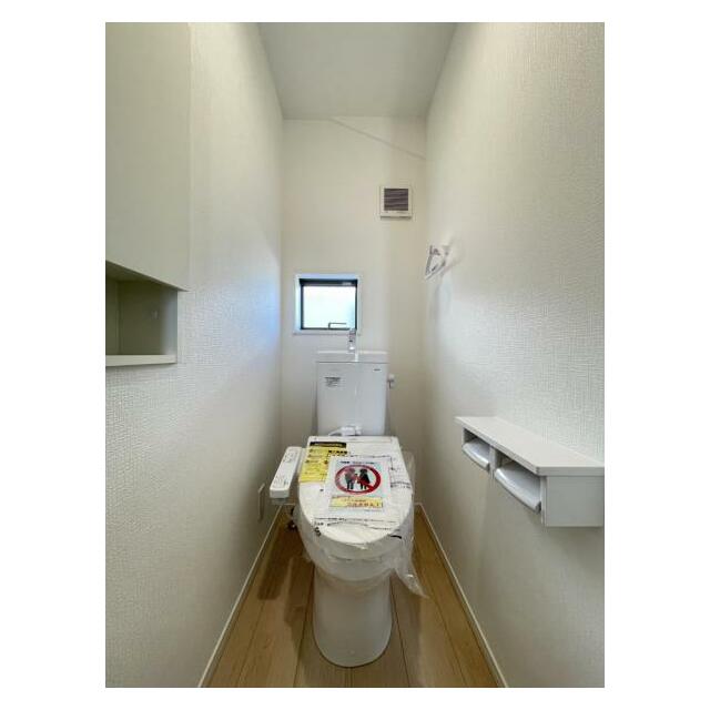 トイレットペーパーや掃除用品もスッキリ片付く収納スペース付きのトイレ！