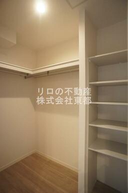 奥行のあるウォークインクローゼットならお荷物多い方でも安心☆