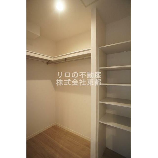 奥行のあるウォークインクローゼットならお荷物多い方でも安心☆