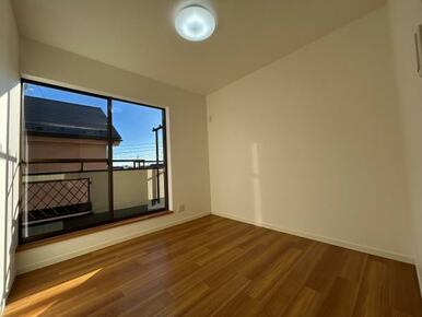 「2階洋室約4.5畳」バルコニーから明かりが差し込みます