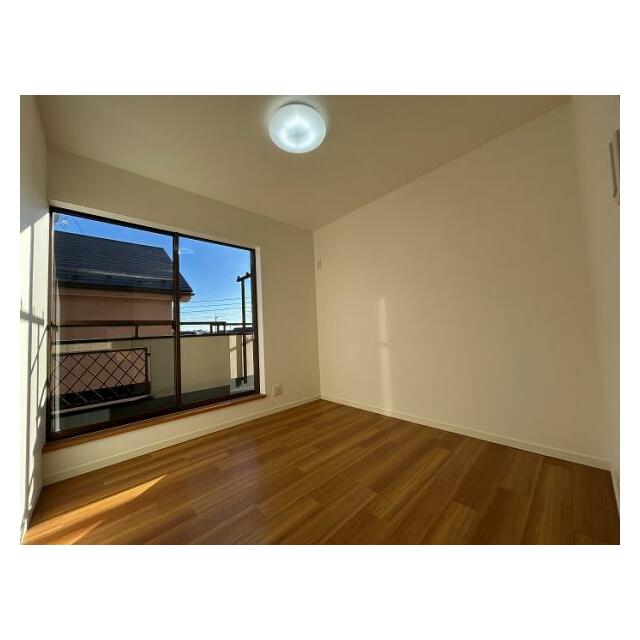 「2階洋室約4.5畳」バルコニーから明かりが差し込みます