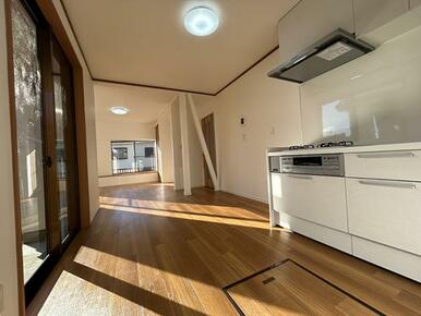 「キッチン」リビングまで行き来のしやすいキッチンです