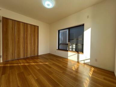 「2階東側洋室」約6畳の洋室です