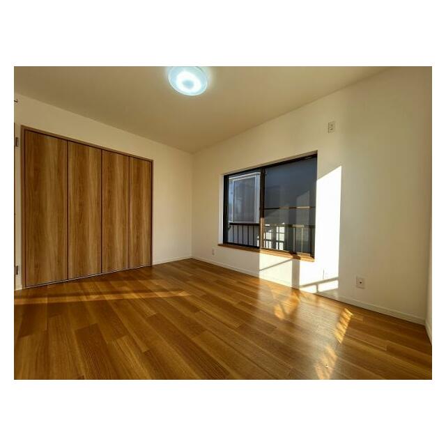 「2階東側洋室」約6畳の洋室です