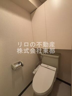 上部にある収納棚へ収納可能です♪
