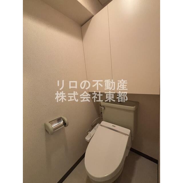 上部にある収納棚へ収納可能です♪