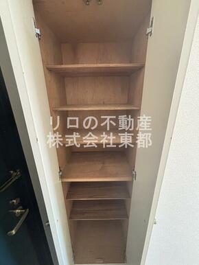 玄関には下駄箱があるのでスッキリとした空間を保てます