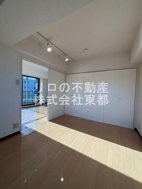 落ち着いた雰囲気の洋室です。