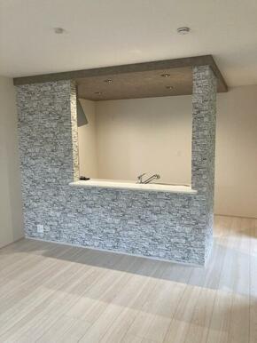 アクセントをつけたクロスでスタイリッシュな空間（1号棟）