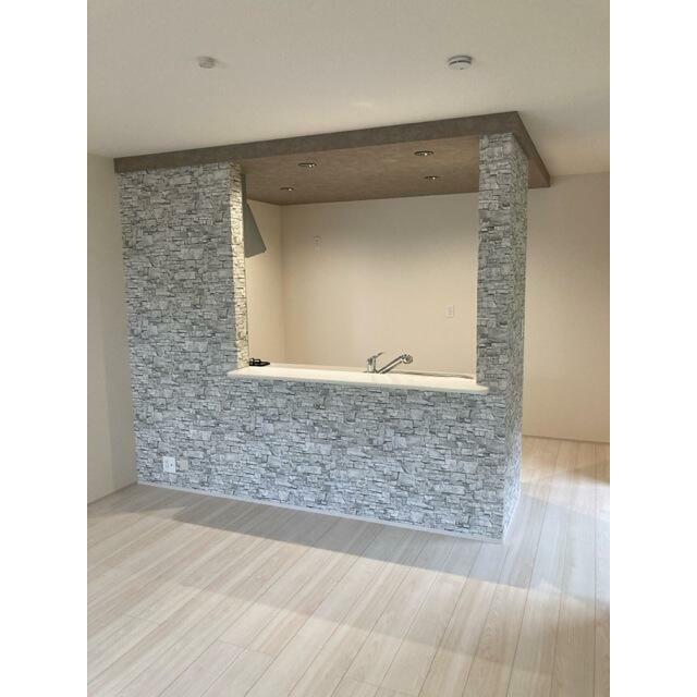 アクセントをつけたクロスでスタイリッシュな空間（1号棟）