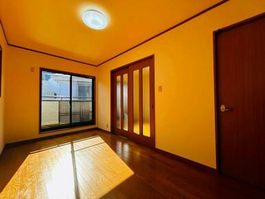「2階東側洋室」約6.1帖で日当たりのよいお部屋になっています。
