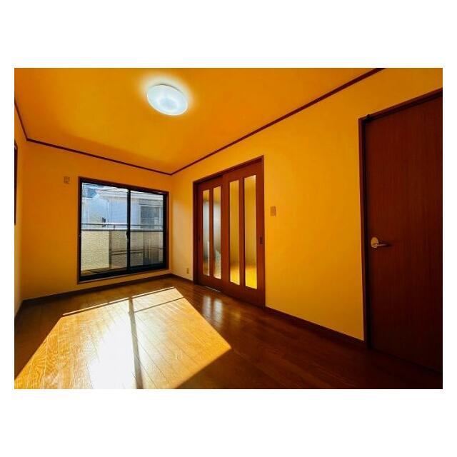 「2階東側洋室」約6.1帖で日当たりのよいお部屋になっています。