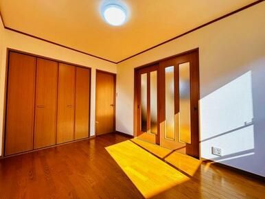 「2階西側洋室」約5.6帖のお部屋です。