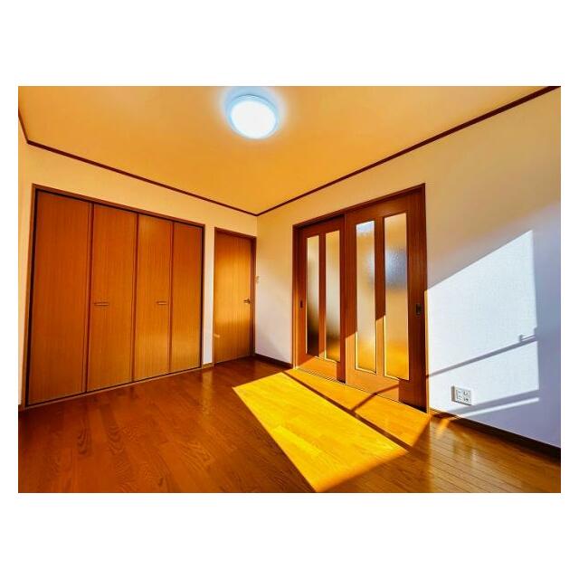 「2階西側洋室」約5.6帖のお部屋です。