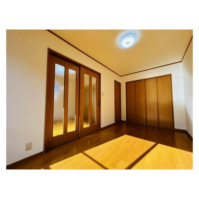 「2階東側洋室」別角度からのお写真です。
