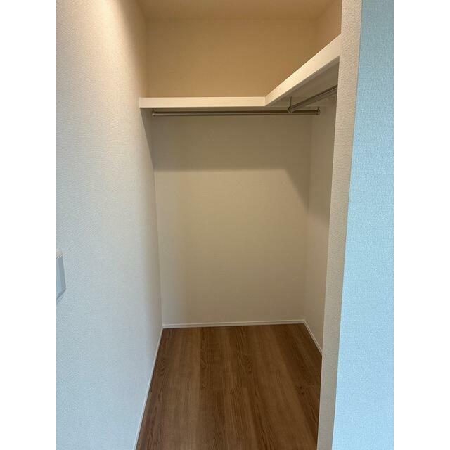 空間の使い方はいろいろ。服だけでなくさまざまなアイテムの収納にも◎（1号棟）
