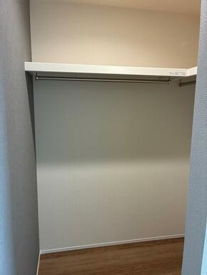 空間の使い方はいろいろ。服だけでなくさまざまなアイテムの収納にも◎（4号棟）
