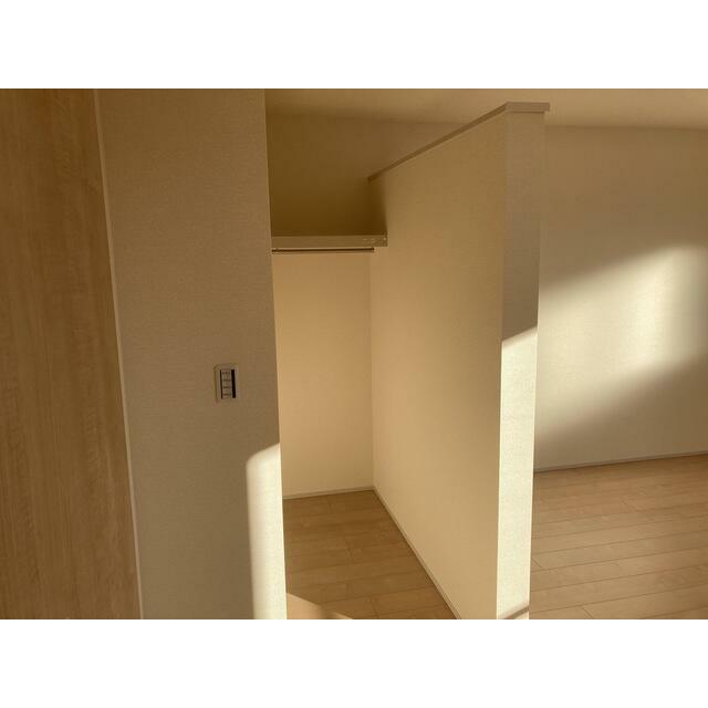 空間の使い方はいろいろ。服だけでなくさまざまなアイテムの収納にも◎（6号棟）