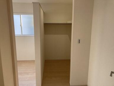 空間の使い方はいろいろ。服だけでなくさまざまなアイテムの収納にも◎（5号棟）