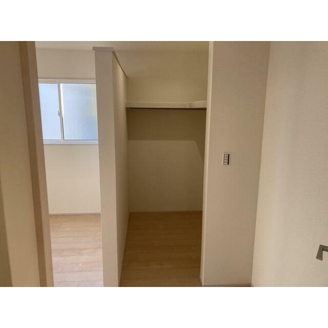 空間の使い方はいろいろ。服だけでなくさまざまなアイテムの収納にも◎（5号棟）