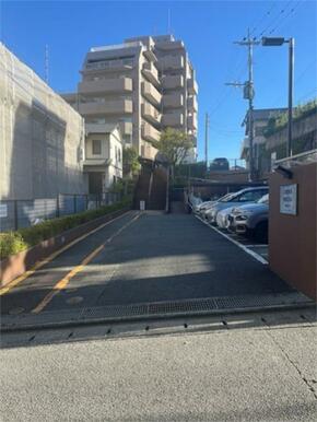 マンション敷地内には駐車場が設けられています。お車をお持ちの方も安心です。最新空室状況は要確認が必要