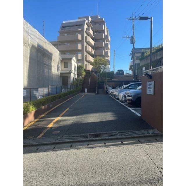 マンション敷地内には駐車場が設けられています。お車をお持ちの方も安心です。最新空室状況は要確認が必要