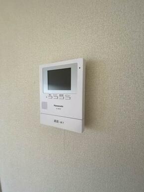 カラー画面のＴＶドアホン完備。顔がはっきりと見えるので、不審者対策にも役立ちます。