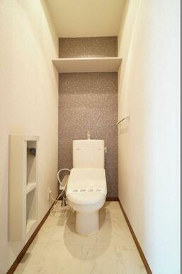 【トイレ】暖房洗浄便座・タオル掛け・棚収納の付いたトイレです！便座に暖房機能がございますので、冬で…