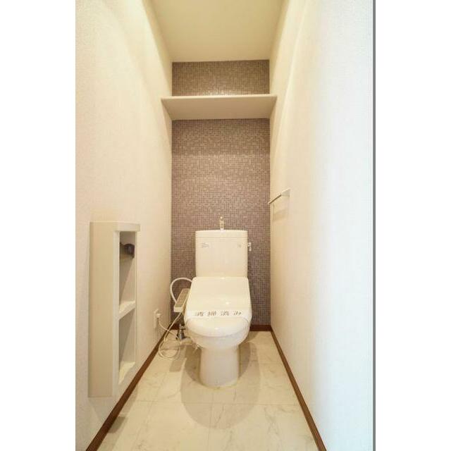 【トイレ】暖房洗浄便座・タオル掛け・棚収納の付いたトイレです！便座に暖房機能がございますので、冬で…