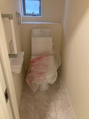 バリアフリーを意識した手すり付きトイレ（2号棟）