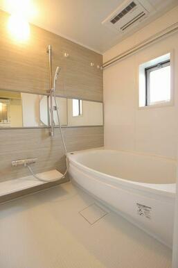 ワイド型浴槽の浴室です（１４１８サイズ）　追焚給湯・浴室暖房乾燥機付きです。