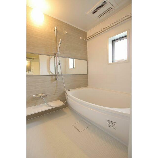 ワイド型浴槽の浴室です（１４１８サイズ）　追焚給湯・浴室暖房乾燥機付きです。