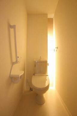 暖房洗浄便座仕様です。オシャレな間接照明付きです。