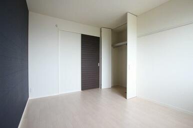 ６．１帖の洋室です。ハンガーパイプ付きの収納がついています。