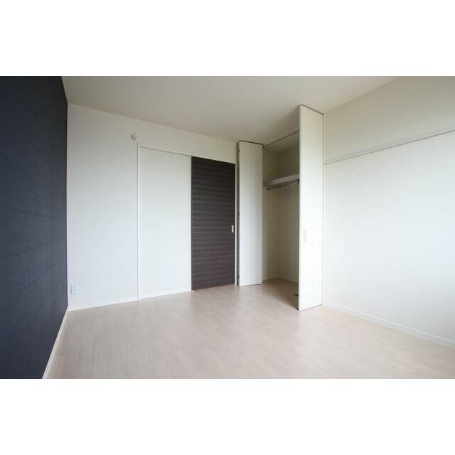 ６．１帖の洋室です。ハンガーパイプ付きの収納がついています。