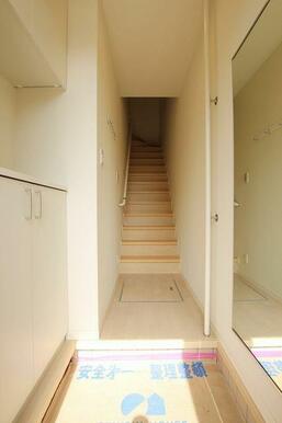 上下セパレート型下駄箱収納・全身ミラー・ブラインドフック・縦手摺が付いています。