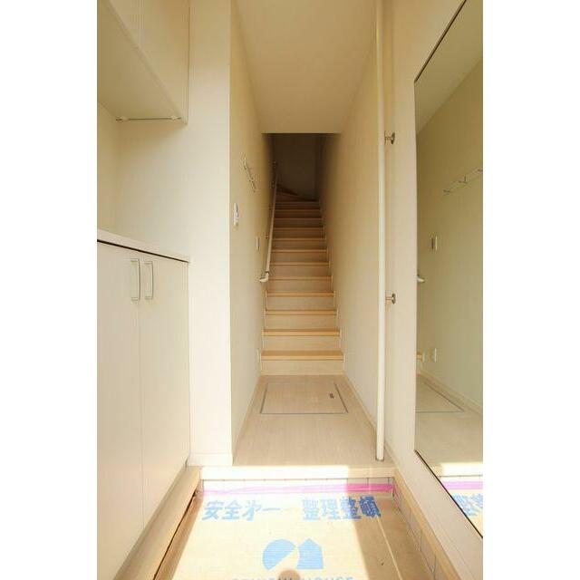 上下セパレート型下駄箱収納・全身ミラー・ブラインドフック・縦手摺が付いています。