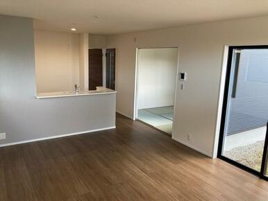 家具のデザインや配置でリビングの印象は大きく変わります。ぜひ自分の感性に合う空間を（2号棟）