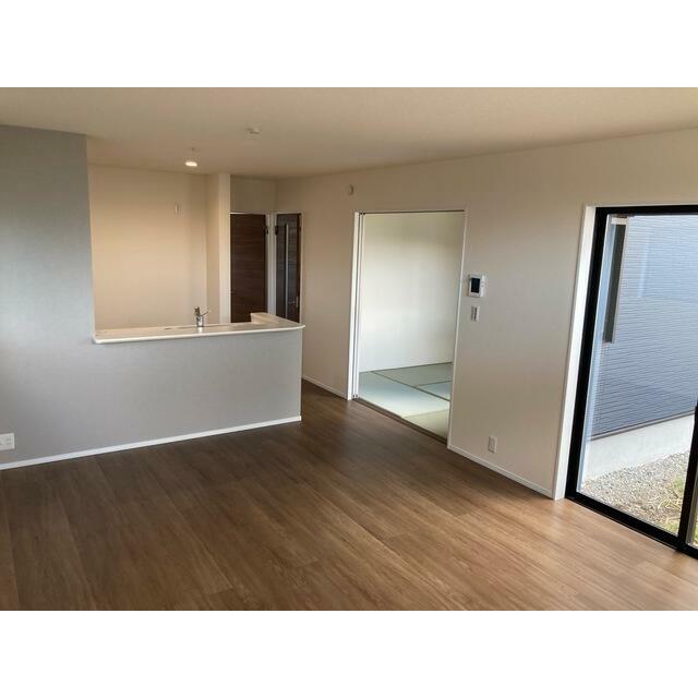 家具のデザインや配置でリビングの印象は大きく変わります。ぜひ自分の感性に合う空間を（2号棟）